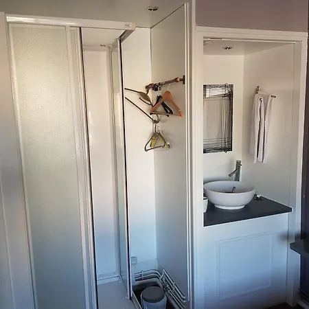 Отель Des Voyageurs Майенн